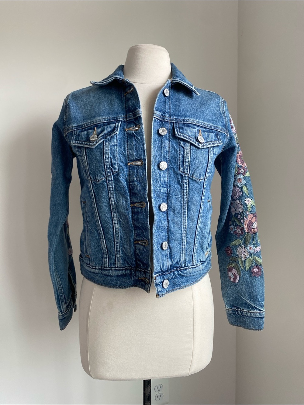 LUCKY BRAND Embroidered Sleeve Blue Denim Jacket Womens Sz XS Trucker